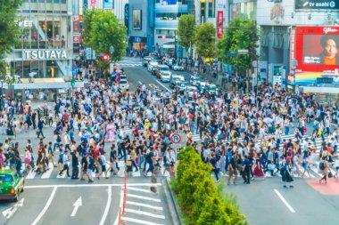 Tokyo, Japonya 29 Temmuz 2018: Shibuya kavşak veya kapısı popüler ve Simgesel Yapı yeme alışveriş için Tokyo'da yerleştirin ve yaya bir sürü burada var