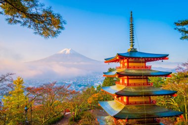 Dağ fuji chureito pagoda akçaağaç ağaç yaprak sonbahar sezonu Yamanashi Japonya çevresinde ile güzel manzara