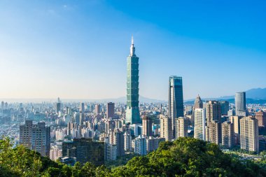 Taipei 101 binasının ve mimarisinin güzel manzarası ve manzarası Tayvan 'da mavimsi ve beyaz bulutlarla gökyüzüne yükseliyor.