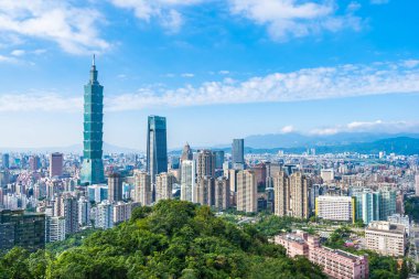 Taipei 101 binasının ve mimarisinin güzel manzarası ve manzarası Tayvan 'da mavimsi ve beyaz bulutlarla gökyüzüne yükseliyor.