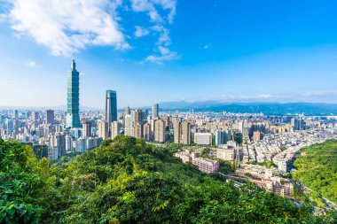 Taipei 101 binasının ve mimarisinin güzel manzarası ve manzarası Tayvan 'da mavimsi ve beyaz bulutlarla gökyüzüne yükseliyor.