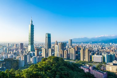 Taipei 101 binasının ve mimarisinin güzel manzarası ve manzarası Tayvan 'da mavimsi ve beyaz bulutlarla gökyüzüne yükseliyor.