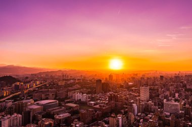 Taipei şehrinin güzel mimarisi Tayvan 'da gün batımında gökyüzüne yükseliyor.