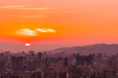 Taipei şehrinin güzel mimarisi Tayvan 'da gün batımında gökyüzüne yükseliyor.