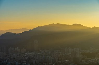 Taipei şehrinin güzel mimarisi Tayvan 'da gün batımında gökyüzüne yükseliyor.