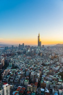Taipei şehrinin güzel mimarisi Tayvan 'da gün batımında gökyüzüne yükseliyor.