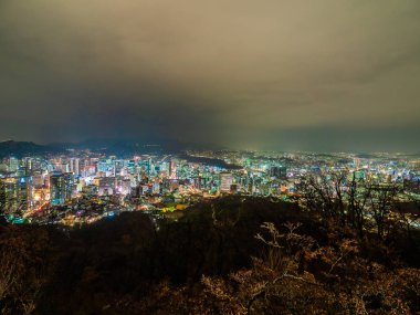Geceleri Güney Kore'de Seoul şehir etrafında bina güzel mimari