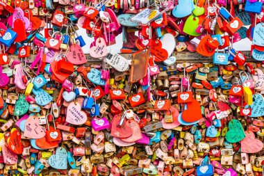 Seoul, Güney Kore 6 Aralık 2018: Seul Kulesi ile namsan dağda aşk anahtarıdır Kore landmark biri