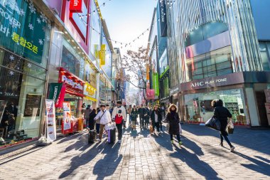 Seoul, Güney Kore 10 Aralık 2018: Myeong dong piyasasıdır popüler bir yer ve yiyecek bir şeyler bulmak alışveriş ve turistik bölgesi