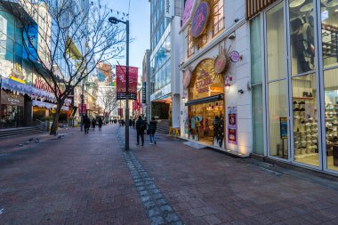Seoul, Güney Kore 10 Aralık 2018: Myeong dong piyasasıdır popüler bir yer ve yiyecek bir şeyler bulmak alışveriş ve turistik bölgesi