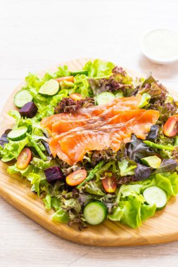 Çiğ füme somon et balık taze yeşil sebze salatası ve sos - sağlıklı gıda kavramı ile