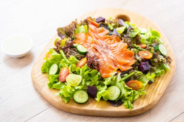 Çiğ füme somon et balık taze yeşil sebze salatası ve sos - sağlıklı gıda kavramı ile