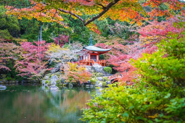 Renkli ağaç ve yaprak sonbahar sezonu Kyoto Japonya ile güzel Daigoji Tapınağı