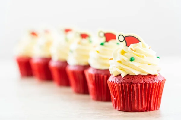 Γλυκό Επιδόρπιο Cupcake Κόκκινο Βελούδο Και Σοκολάτα Χριστουγεννιάτικο Καπέλο Από — Φωτογραφία Αρχείου