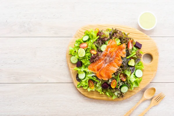 生烟熏三文鱼配新鲜的绿色蔬菜沙拉和酱汁 健康食品概念 — 图库照片