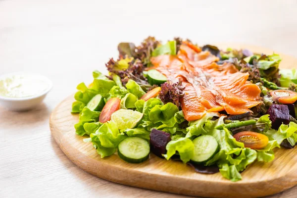 生烟熏三文鱼配新鲜的绿色蔬菜沙拉和酱汁 健康食品概念 — 图库照片