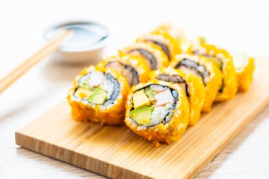 California maki sushi sos ve yemek çubukları - Japon yemekleri tarzı ahşap plaka üzerinde rulo