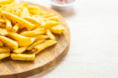 Kızarmış patates domates veya ketçap sosu - ahşap plaka üzerinde önemsiz veya sağlıksız gıda tarzı