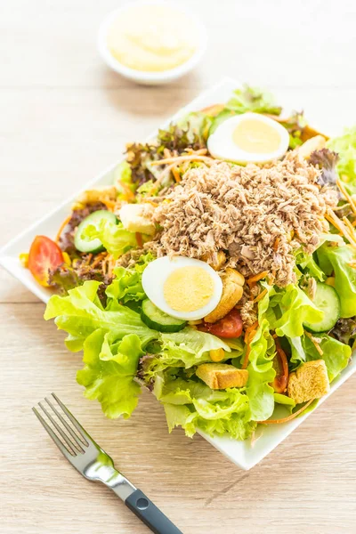 Thunfisch Fleisch Und Eier Mit Frischem Gemüsesalat Und Soße Gesundes — Stockfoto