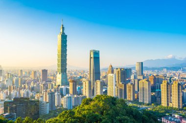 Taipei 101 binasının ve mimarisinin güzel manzarası ve manzarası Tayvan 'da mavimsi ve beyaz bulutlarla gökyüzüne yükseliyor.