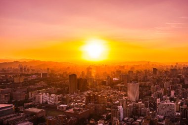 Taipei şehrinin güzel mimarisi Tayvan 'da gün batımında gökyüzüne yükseliyor.
