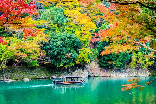 Όμορφο Ποταμό Arashiyama Φύλλα Δέντρο Σφενδάμνου Και Βάρκα Γύρω Από — Φωτογραφία Αρχείου