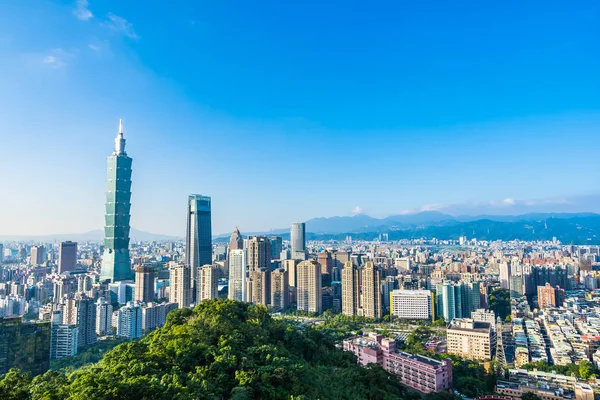 Taipei 101 binasının ve mimarisinin güzel manzarası ve manzarası Tayvan 'da mavimsi ve beyaz bulutlarla gökyüzüne yükseliyor.