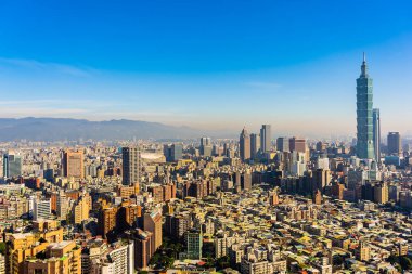 Taipei şehrinin güzel mimarisi Tayvan 'da gün batımında gökyüzüne yükseliyor.