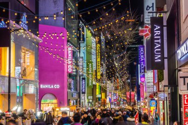 Seoul, Güney Kore 10 Aralık 2018: Myeong dong piyasasıdır popüler bir yer ve yiyecek bir şeyler bulmak alışveriş ve turistik bölgesi