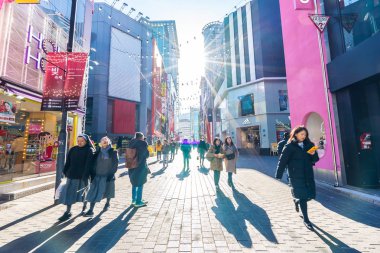 Seoul, Güney Kore 10 Aralık 2018: Myeong dong piyasasıdır popüler bir yer ve yiyecek bir şeyler bulmak alışveriş ve turistik bölgesi