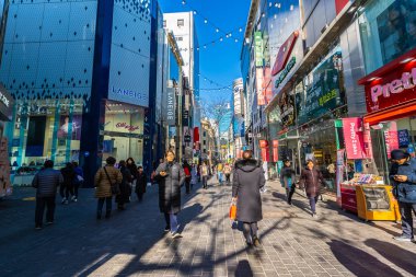 Seoul, Güney Kore 10 Aralık 2018: Myeong dong piyasasıdır popüler bir yer ve yiyecek bir şeyler bulmak alışveriş ve turistik bölgesi