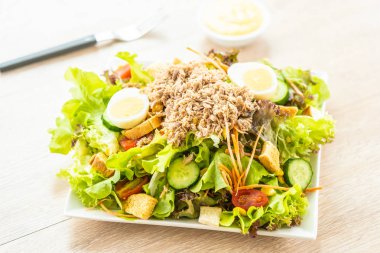 Ton balığı et ve yumurta taze sebze salatası ve sos - sağlıklı gıda kavramı