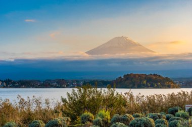 Dağ fuji akçaağaç yaprağı ağaç göl günbatımı zaman Yamanashi Japonya sonbahar sezonu ile güzel manzara