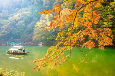 Akçaağaç ağaç yaprak ve sonbahar sezonu Kyoto Japonya göl etrafında tekne ile güzel Arashiyama Nehri