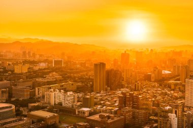 Taipei şehrinin güzel mimarisi Tayvan 'da gün batımında gökyüzüne yükseliyor.