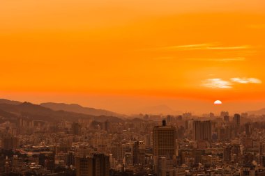 Taipei şehrinin güzel mimarisi Tayvan 'da gün batımında gökyüzüne yükseliyor.