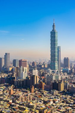 Taipei şehrinin güzel mimarisi Tayvan 'da gün batımında gökyüzüne yükseliyor.