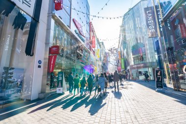Seoul, Güney Kore 10 Aralık 2018: Myeong dong piyasasıdır popüler bir yer ve yiyecek bir şeyler bulmak alışveriş ve turistik bölgesi