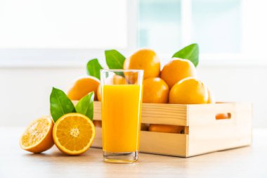 Cam ahşap masa - sağlıklı gıda kavramı üzerinde içki için taze portakal suyu