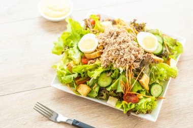 Ton balığı et ve yumurta taze sebze salatası ve sos - sağlıklı gıda kavramı