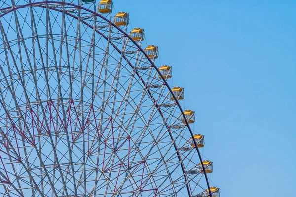 青い空を背景に祭遊園地で観覧車 — ストック写真