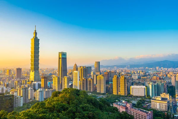 美しい風景との台北 101 台湾で日没時に街のスカイライン建築都市の景観 — ストック写真