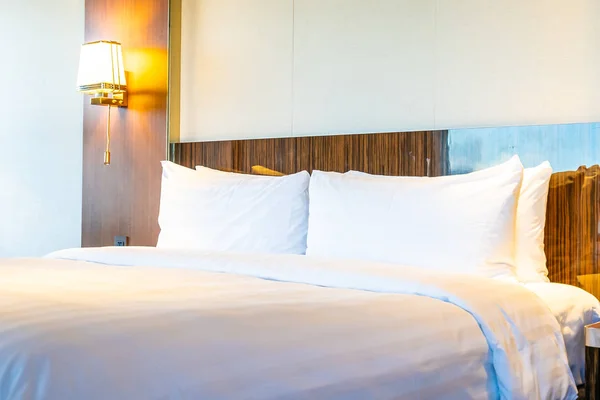 Красива Зручна Біла Подушка Ліжку Світлою Лампою Інтер Єрі Спальні — стокове фото