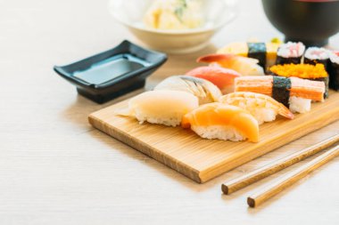 Somon balığı deniz hayvanı kabuğu karides ve diğer et suşi maki sos ve çorba - Japon yemekleri tarzı ahşap tepsi