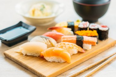 Somon balığı deniz hayvanı kabuğu karides ve diğer et suşi maki sos ve çorba - Japon yemekleri tarzı ahşap tepsi