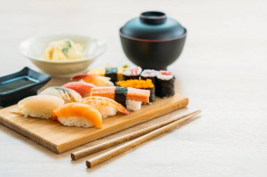 Somon balığı deniz hayvanı kabuğu karides ve diğer et suşi maki sos ve çorba - Japon yemekleri tarzı ahşap tepsi