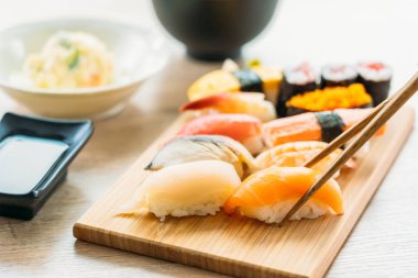 Somon balığı deniz hayvanı kabuğu karides ve diğer et suşi maki sos ve çorba - Japon yemekleri tarzı ahşap tepsi