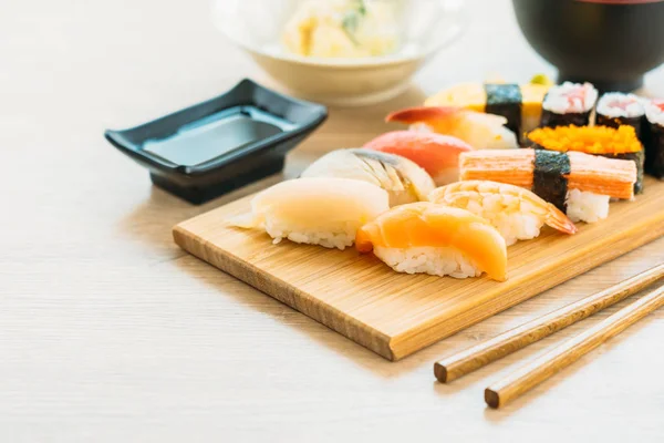 Camarão Casca Atum Salmão Outro Maki Sushi Carne Bandeja Madeira — Fotografia de Stock