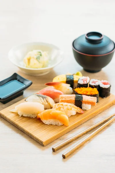 Camarão Casca Atum Salmão Outro Maki Sushi Carne Bandeja Madeira — Fotografia de Stock