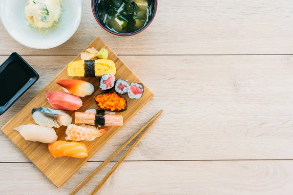 Camarão Casca Atum Salmão Outro Maki Sushi Carne Bandeja Madeira — Fotografia de Stock
